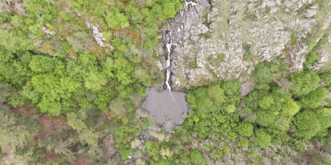 Ormanın içinde gizli kalmış cennet! Bu şelale göreni mest ediyor: Turistler akın etmeden burayı görün! 1